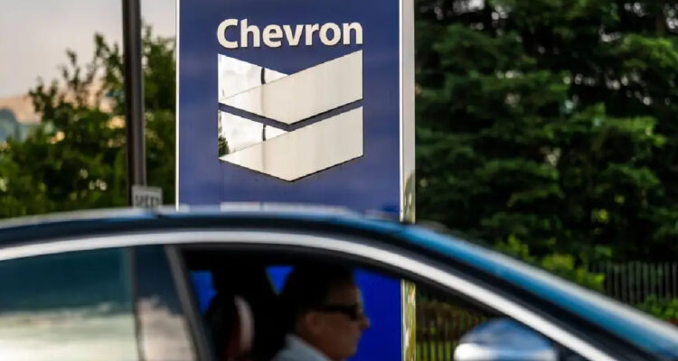 Logotipo de Chevron en una estación de combustible