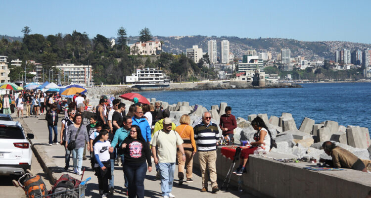 Vista del turismo en el borde costero de Viña del Mar