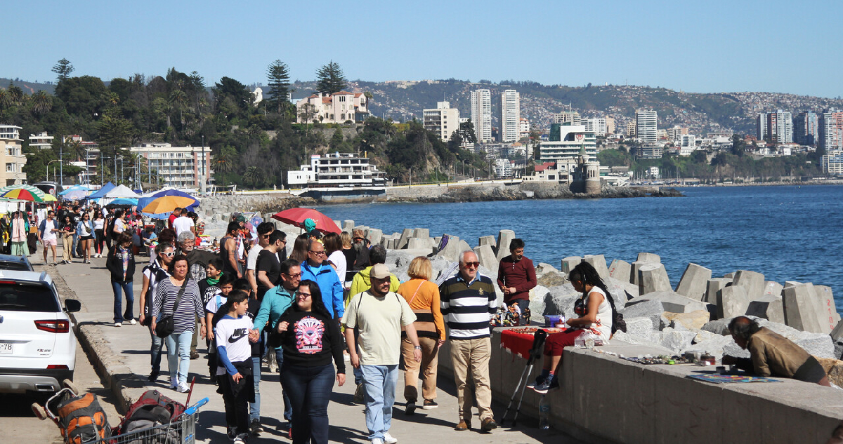 Vista del turismo en el borde costero de Viña del Mar