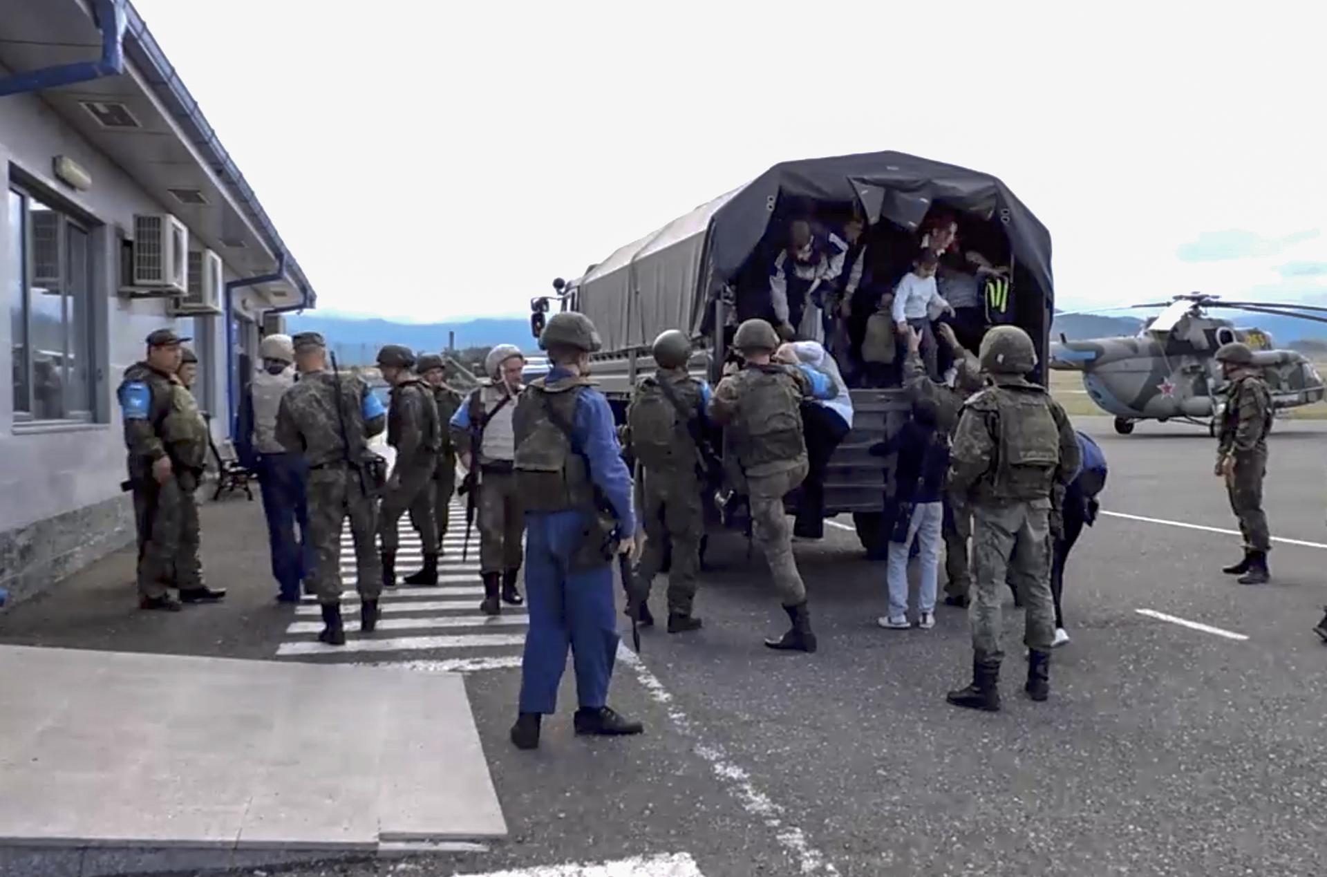Evacuación de civiles de Nagorno-Karabaj en un lugar no revelado