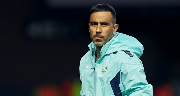 Claudio Bravo fue destacado por medios españoles en caída del Real Betis.