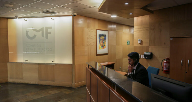 CMF multa a una compañía de seguros por falta de precisión en la entrega de su información financiera