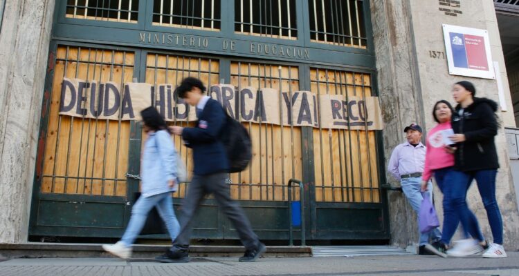 Profesores rechazan propuesta del Gobierno pero votan no seguir en paro