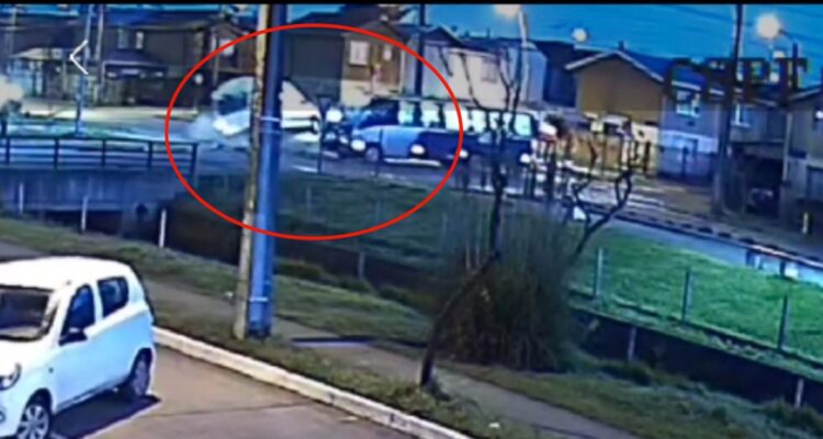 Furgón escolar volcó tras colisionar con microbús en Hualpén