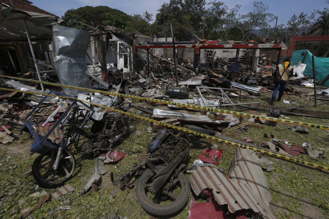 Dos muertos y varios heridos deja devastador ataque terrorista con carro bomba en cuartel de Colombia