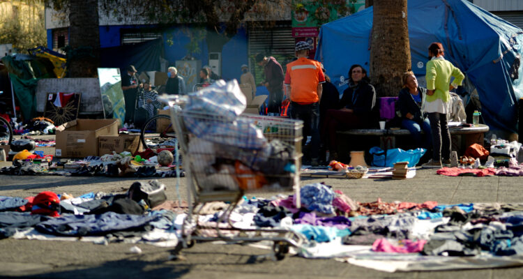Vistazo a comercio ambulante de RM: mayoría son jefes de hogar y gran porcentaje migrantes irregulares