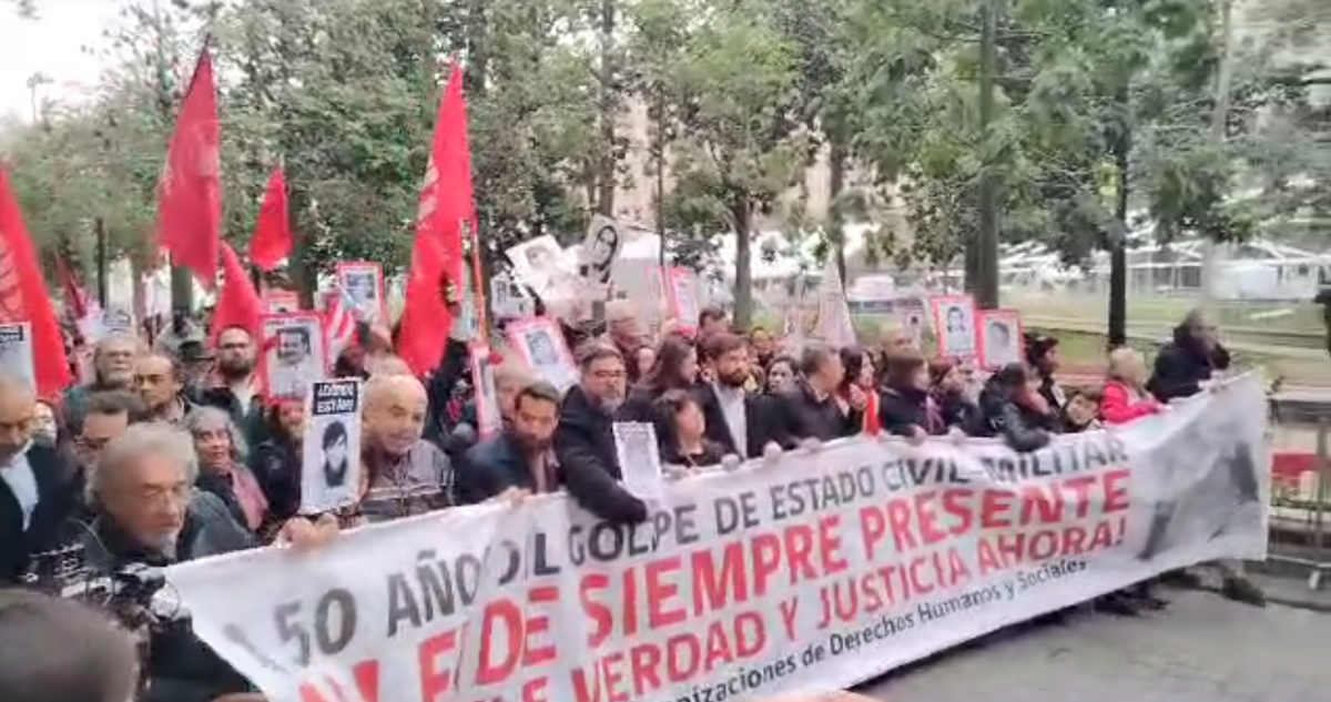 Con la participación de Boric romería pasa por La Moneda y avanza hacia el Cementerio General