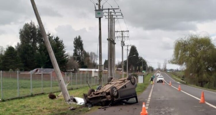Conductor muere tras impactar con poste y luego volcar en San Pablo