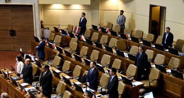 ¿Cuáles son las instituciones con mejor y peor evaluación en Chile? Según última encuesta Cadem, el Congreso es la Organización peor evaluada.