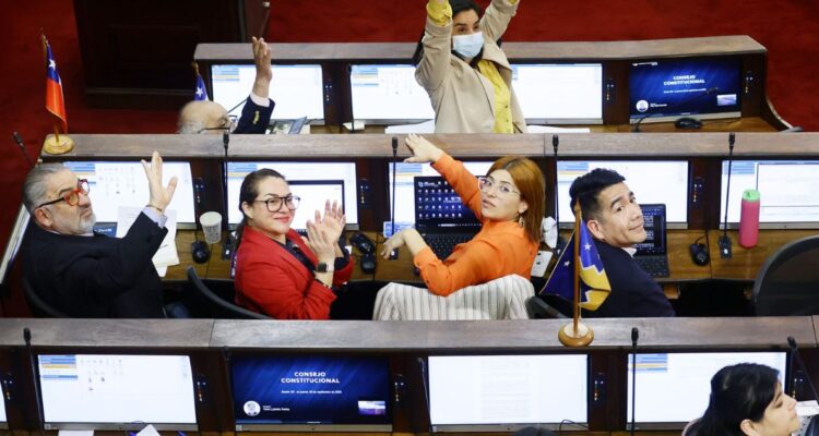 Comisión experta adelanta eventuales modificaciones a texto que redacta el Consejo Constitucional