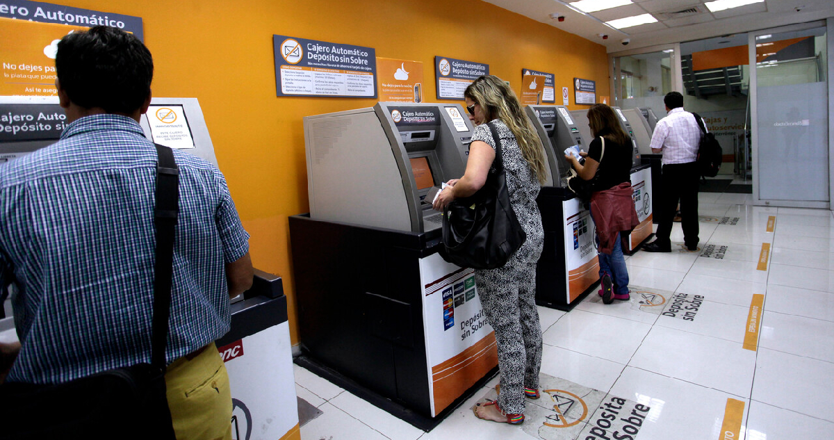 Personas operando en cajeros automáticos Banco Estado