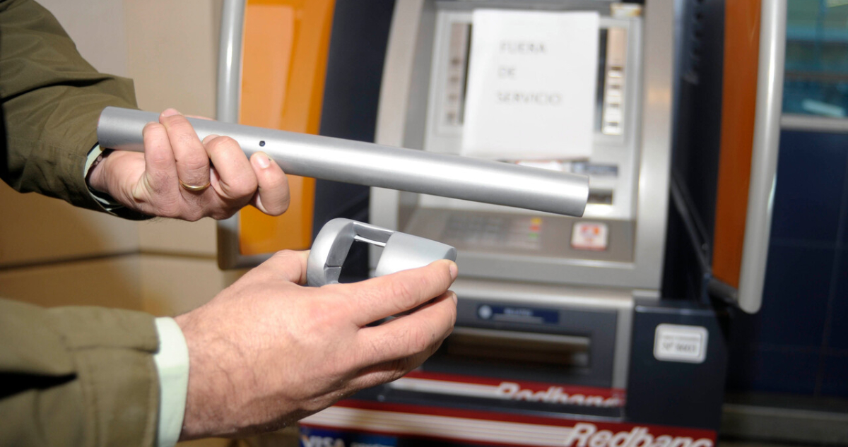 Un carabinero sosteniendo elementos clonadores de tarjetas