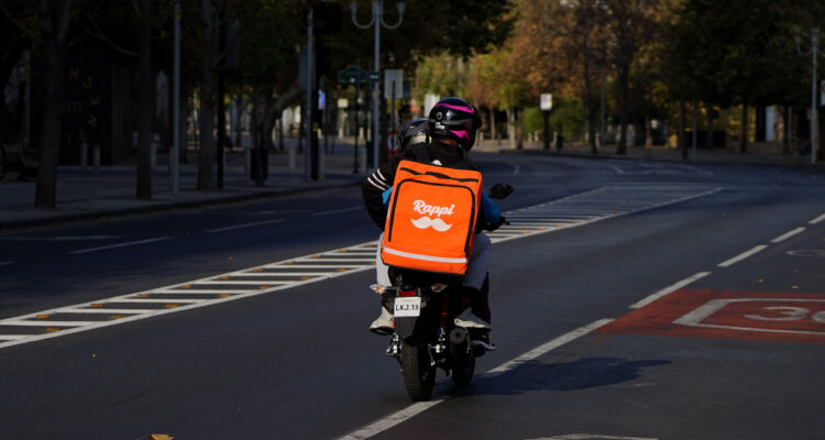 Las Condes y Rappi firman convenio para dar de baja a repartidores que incumplan la ley