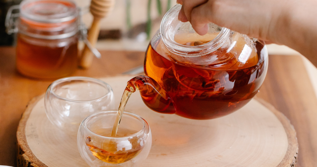 Desmitificando la sobremesa: Por qué tomar té o café después de las comidas podría ser perjudicial Esta antigua práctica es un momento de socialización entre los comensales, quienes se quedan sentados a la mesa por un periodo que puede extenderse desde media a una hora, o incluso más. Dependiendo de la zona geográfica, en la sobremesa suele servirse té, café o algún bajativo. Este margen de tiempo se toma ya que, previo al almuerzo, comienza el proceso digestivo; momento en el que se deben evitar esfuerzos físicos y donde la personas aprovechan de conversar y compartir. La especialista en nutrición oncológica y deportiva, Gabriela Saez Escobar, explica que esta práctica tan masificada en nuestro país (e incluso alrededor del mundo) debe evitarse pues interviene, negativamente, en la absorción de nutrientes importantes como el hierro o fierro; elemento muy presente en las carnes rojas tan consumidas durante esta temporada. ¿Cómo el té o el café alteran el proceso digestivo? La nutricionista explica que el té y el café poseen taninos; ciertas sustancias orgánicas que también pueden definirse como polifenoles (sustancias químicas encontradas en plantas con gran poder antioxidante). Para explicar el fenómeno nutricional, la profesional ocupa también el término biodisponibilidad: el grado y velocidad con la que una materia accede a la circulación y llega, posteriormente, a su lugar de acción e influencia. “Los taninos; polifenoles presentes en el café y té, reducen la biodisponibilidad de hierro debido a la formación de complejos insolubles que no pueden ser absorbidos. El hierro se encuentra presente en carnes, mariscos, aves y algunas legumbres, alimentos característicos de una comida o almuerzo”, explica la diplomada. Puede pensarse, entonces, que quizás esta costumbre de la sobremesa afecta solamente (o en mayor medida) a aquellas personas propensas a un déficit de fierro, tales como pacientes con anemia, ya que acentúa la disminución del elemento en el sistema y, por ende, agrava la enfermedad. Gabriela refuta esta idea. “(Esta práctica) afecta a todas las personas que realicen la dinámica: almorzar o comer y posteriormente consumir té o café”, comenta. En el caso específico de una persona que sufra anemia por deficiencia de hierro, debe existir tratamiento médico, continúa. “(Hay que) realizar la suplementación respectiva y evitar esta práctica para poder revertir el cuadro”, explica la dietista. ¿Anular la sobremesa u optar por otras infusiones? Esta explicación científica de por qué es negativo beber té o café luego de comer no significa, en lo absoluto, que deba eliminarse la sobremesa. Más bien, pueden considerarse una serie de alternativas para seguir practicando esta antigua y tradicional costumbre de quedarse sentado en el comedor después de almuerzo. Hay varias opciones. Si bien hay personas que sólo beben té o café después de la comida, la profesional recomienda el reemplazo de estas bebidas calientes por otras infusiones que sí ayudan en el proceso digestivo. “Puede consumirse una bebida caliente tipo infusión, ya sea simple, con alguna rodaja de limón, plantas naturales como el hinojo, jengibre, anís, manzanilla, menta, poleo o boldo”, sugiere Gabriela Saez. Otra alternativa, en palabras de la profesional, es esperar que pasen al menos dos horas después de comer para tomar un té o café, para así no interferir en la correcta absorción de los micronutrientes. La necesidad de una alimentación equilibrada En el caso puntual de aquellas personas que ya cuentan con problemas base de carácter digestivo (tales como malabsorción de nutrientes, déficit de hierro, desnutrición, entre otros), es recomendable acompañar los alimentos ricos en hierro previamente nombrados con algún comestible alto en vitamina C: frutas cítricas, pimientos, tomate, verduras como el brócoli, papas, etc. Si se realiza lo anteriormente mencionado, con mayor razón debe evitarse la ingesta de té o café luego de comer, pues con estos bebestibles, el esfuerzo tomado al complementar el plato rico en fierro con vitamina C, sería en vano. ¿Esperar dos horas o servirse un agua de menta? Gabriela apunta a que la sobremesa es totalmente compatible con hábitos de cuidado como llevar una alimentación sana y completa. Sólo es necesario tomar los resguardos necesarios: esperar a que el proceso digestivo termine antes de beber un té o café (en el caso de no querer reemplazarlos), o preferir infusiones digestivas como aquellas nombradas anteriormente. La sobremesa es una práctica cultural rica y muy común de nuestro país. Mientras se esperan las dos horas posteriores a la comida se puede recurrir a otro hábito frecuente del almuerzo: la siesta (en especial estas Fiestas Patrias cuando los platos de comida son considerablemente contundentes). De esta manera, al salir de los brazos de Morfeo, será el momento idóneo para compartir con amigos y/o familiares una taza de té con galletas, o en este tiempo, con algún rico dulce dieciochero. Así, se podrá disfrutar de una segunda patita de comida libre de problemas de absorción de nutrientes.