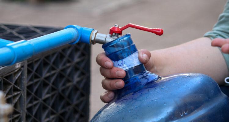 Anuncian corte de agua potable durante 10 horas en Quilicura: conoce los puntos de abastecimiento