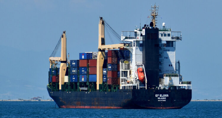 Un barco cargado de contenedores