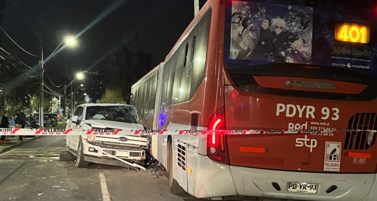 Atrapan a delincuentes que colisionaron bus RED mientras huían en camioneta robada en Las Condes