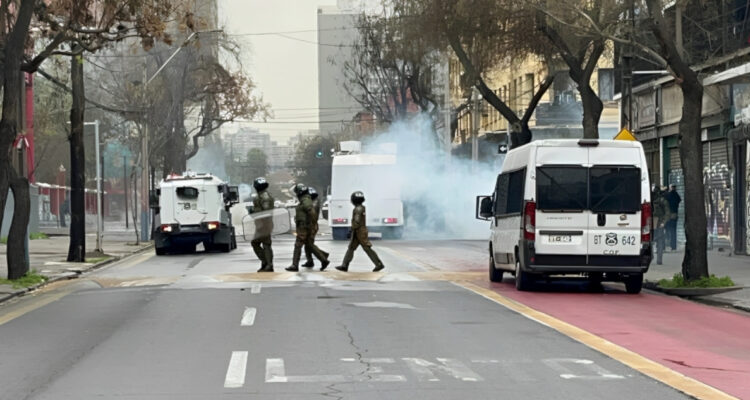 Sujetos lanzan al menos 40 bombas molotov a las afueras del Liceo Barros Borgoño en Santiago