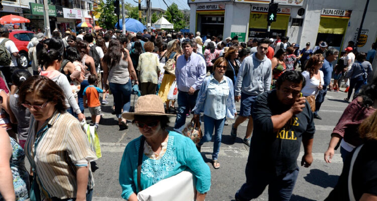 aglomeración de gente cruzando una calle