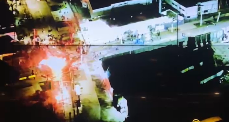 25 detenidos, 5 carabineros heridos y un bus quemado es el primer saldo de la noche del “11” en la RM