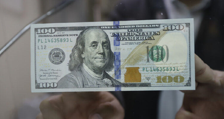 Un billete de dólar (100 dólares)