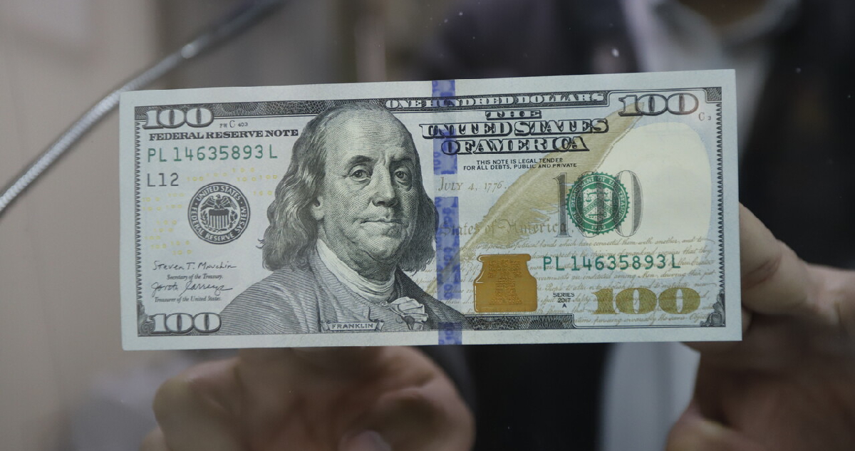 Un billete de dólar (100 dólares)