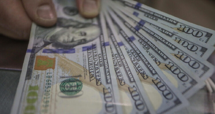 Varios billetes de 100 dólares