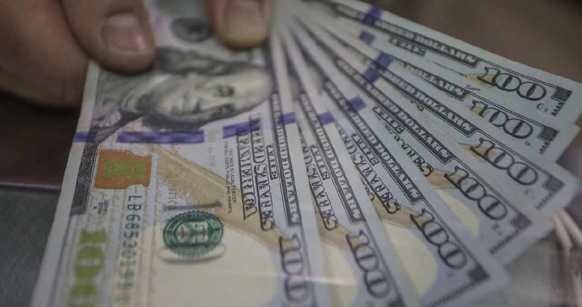 Varios billetes de 100 dólares