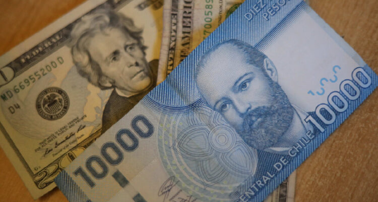 Un billete estadounidense y un billete de diez mil pesos chilenos