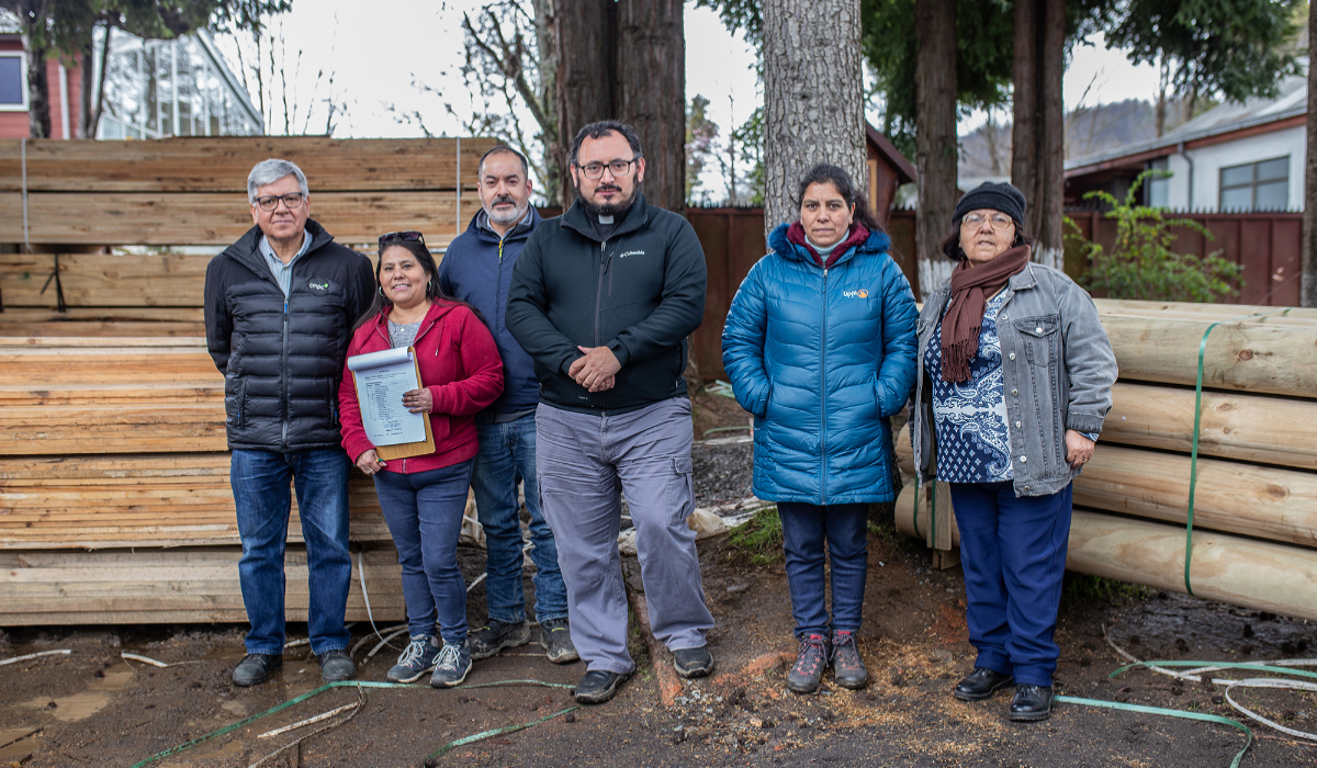 CMPC dona madera a vecinos de Santa Juana tras incendios