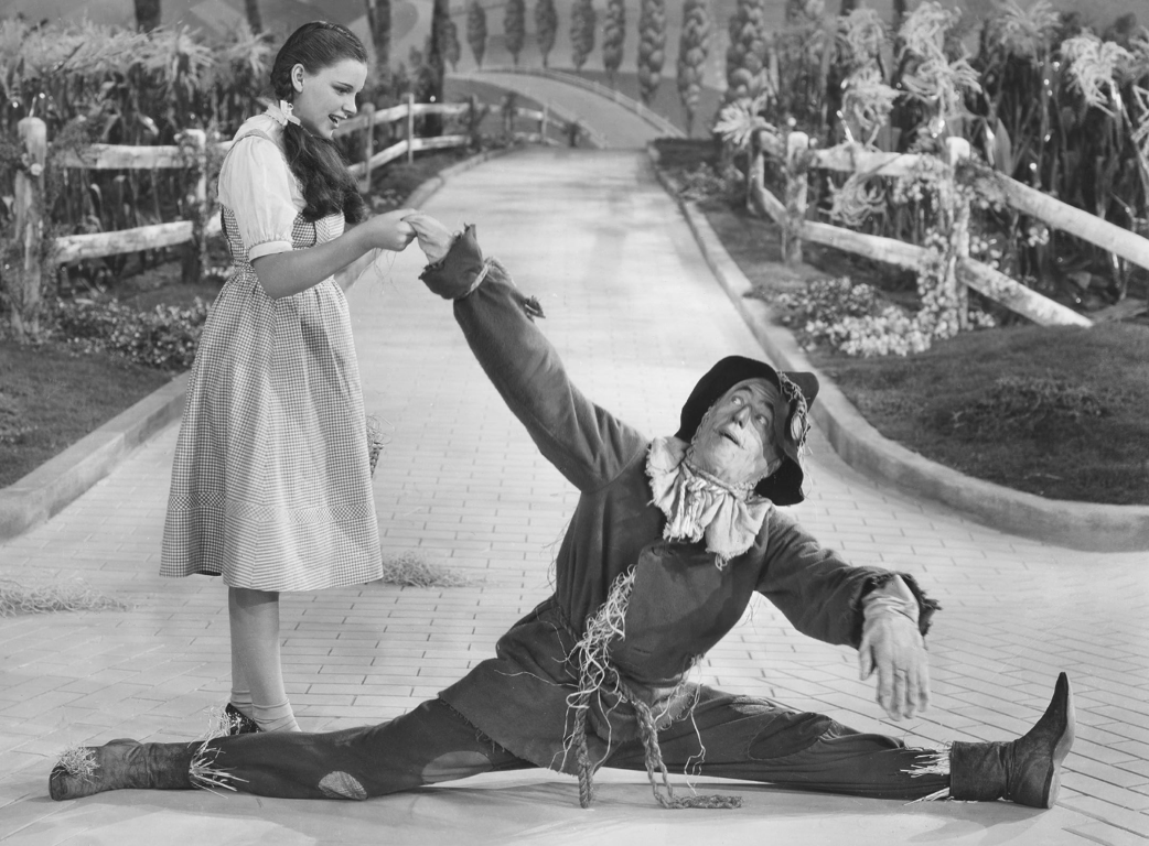 Dorothy y el Espantapajaro en El Mago de Oz