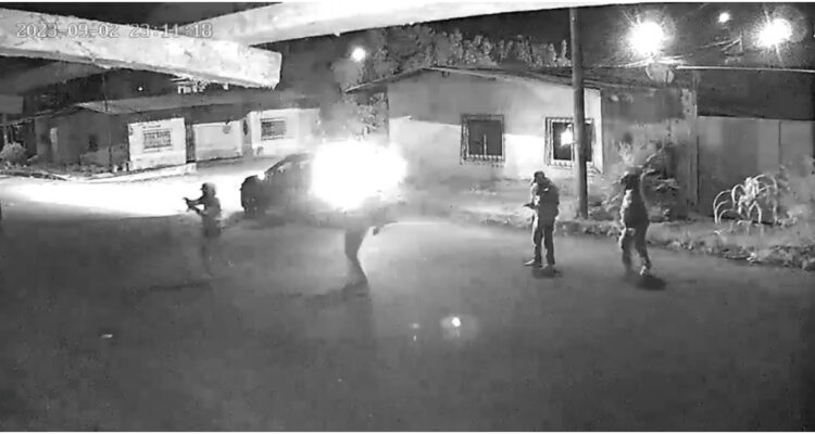 Ecuador: delincuentes olvidan lanzar granada, huyen y explota dentro del vehículo dejando 4 muertos