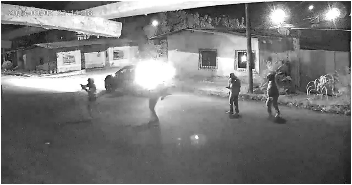 Ecuador: delincuentes olvidan lanzar granada, huyen y explota dentro del vehículo dejando 4 muertos