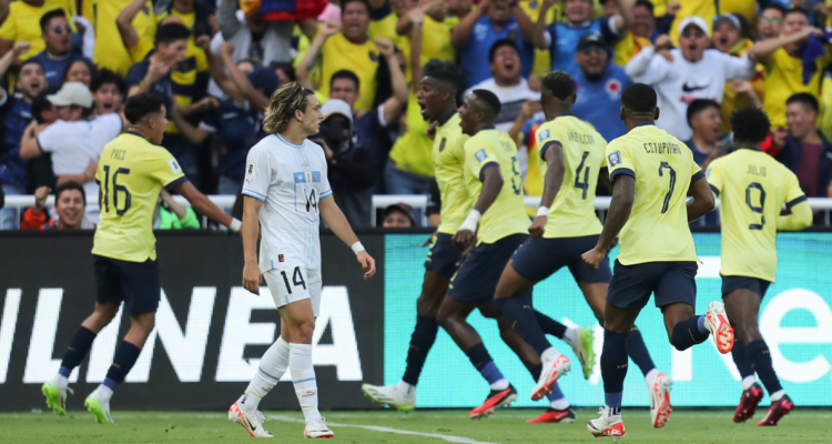 Ecuador remontó un partidazo ante Uruguay para meterse en la pelea en Eliminatorias.