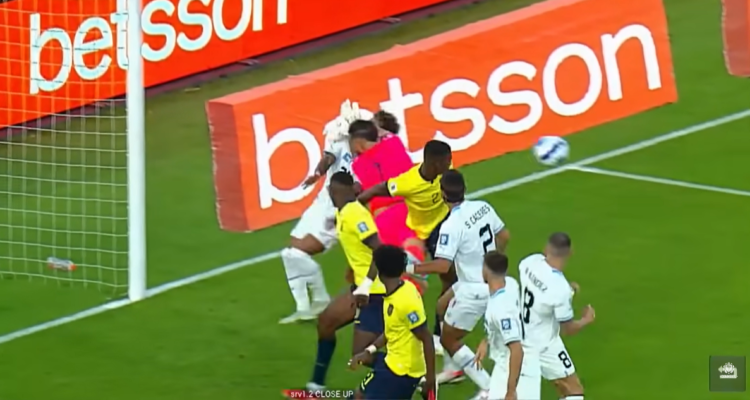 La última jugada del Ecuador vs Uruguay generó polémica.
