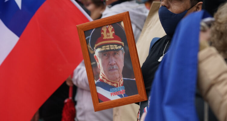 Cables de embajador de EEUU revelan plan de Pinochet para mantenerse en el poder tras Plebiscito