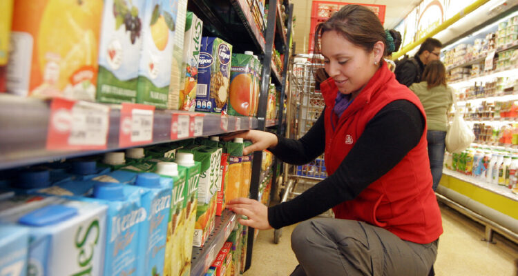 Una mujer trabajando en un supermercado
