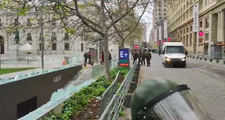 Encapuchados protagonizan violentos incidentes y destrozan acceso al Palacio de La Moneda