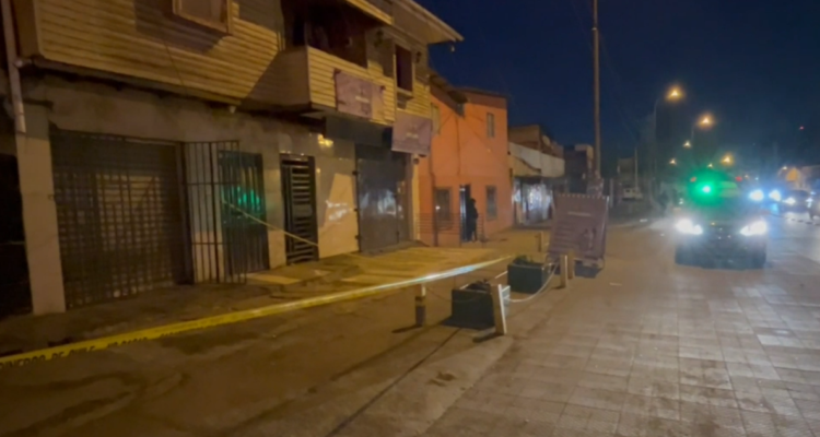 Hombre queda en riesgo vital tras golpiza de varios sujetos en Estación Central