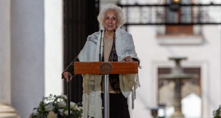 El mensaje de Estela de Carlotto a 50 años: “Al que le pasó y al que no, tiene que estar presente”