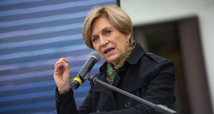 Evelyn Matthei por motochorros en Providencia: “A todos ellos los expulsaría y a sus familias también”