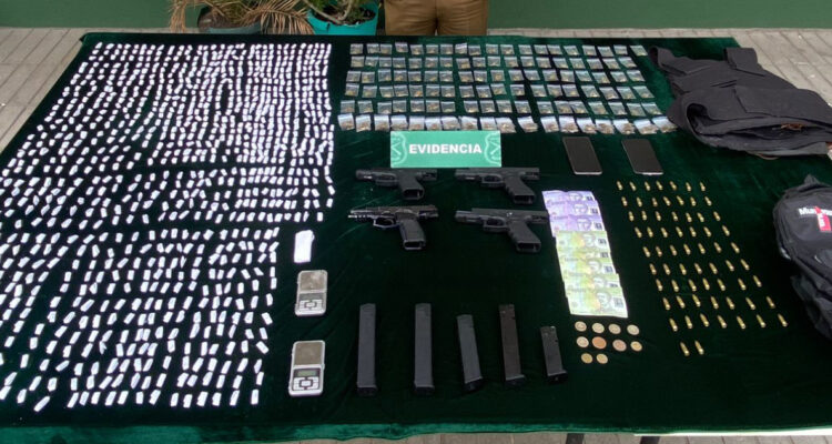 Detienen a sujeto que mantenía 4 armas automáticas en Puente Alto: manipulaba una en la vía pública