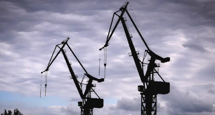 grúas carga contenedores en el puerto de Hamburgo, Alemania