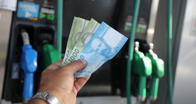 Expertos proyectan alzas sostenidas en precios de combustibles