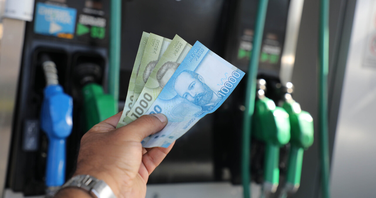 Expertos proyectan alzas sostenidas en precios de combustibles