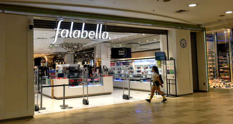 “Sueños de grandeza” y “rezagada” ante MercadoLibre: El tajante análisis en Bloomberg sobre Falabella