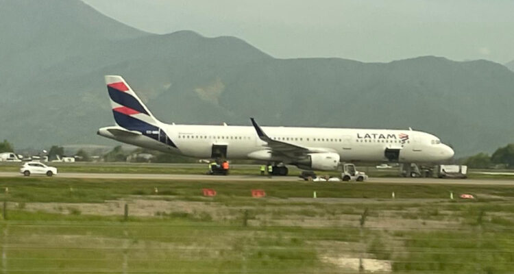 Detienen a hombre que realizó falsa amenaza de bomba en vuelo en Aeropuerto de Santiago