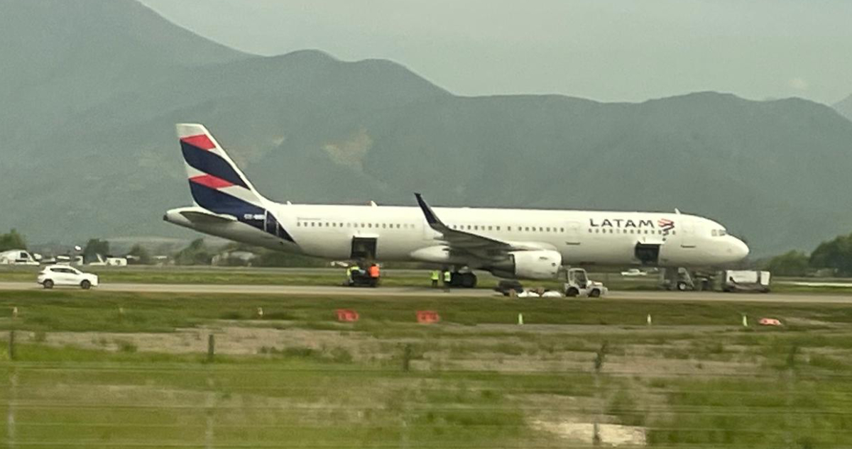 Detienen a hombre que realizó falsa amenaza de bomba en vuelo en Aeropuerto de Santiago