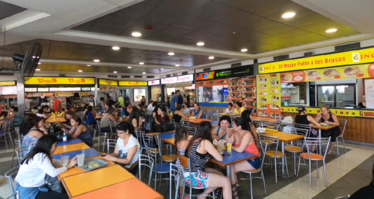 Un patio de comida rápida