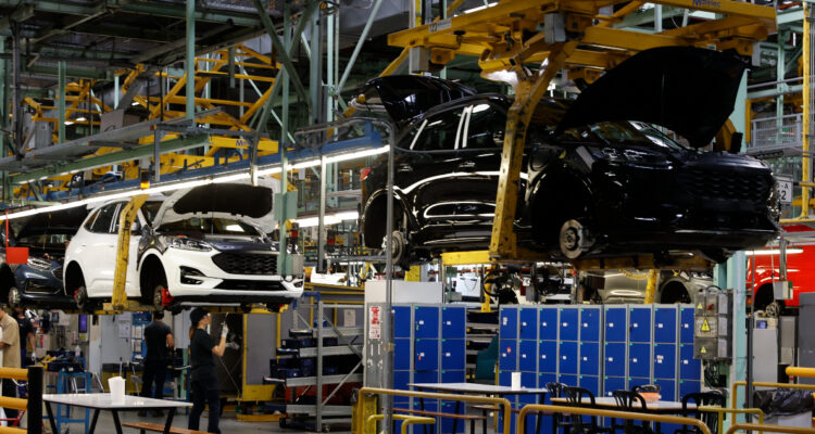Miles de trabajadores de 3 fabricantes automotrices inician huelga en EEUU